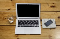 MacBook_Air_beside_black_iPhone_4_and_drinking_glass-Alejandro_Escamilla-5000x3269-ABDTiLqDhJA.jpg